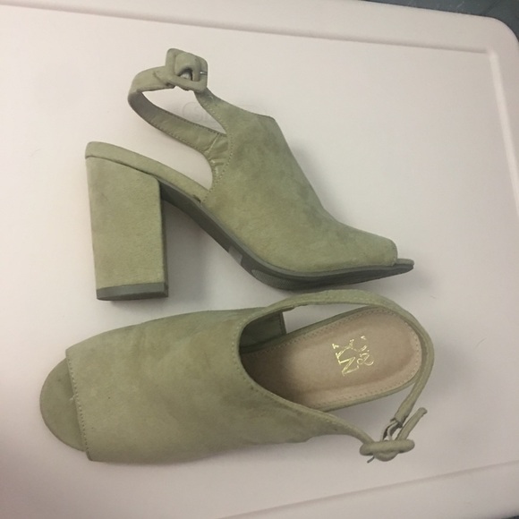 3/$32 New York & Company Chunky Block Heels Sandals Size 6 - Picture 2 of 6